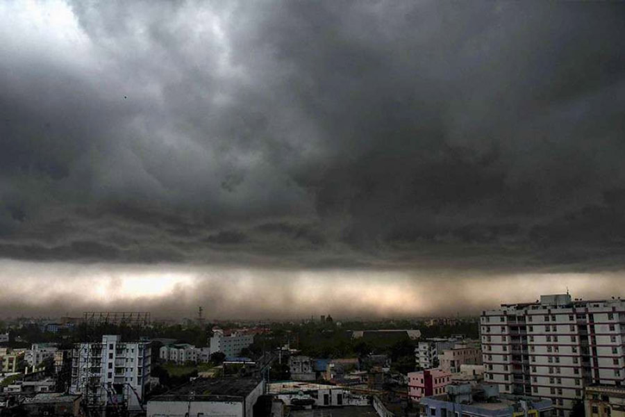 সোমবার সকাল থেকেই কলকাতায় আকাশের মুখভার। কালো মেঘে ছেয়ে রয়েছে আকাশ। সঙ্গে বইছে ঝোড়ো হাওয়া।