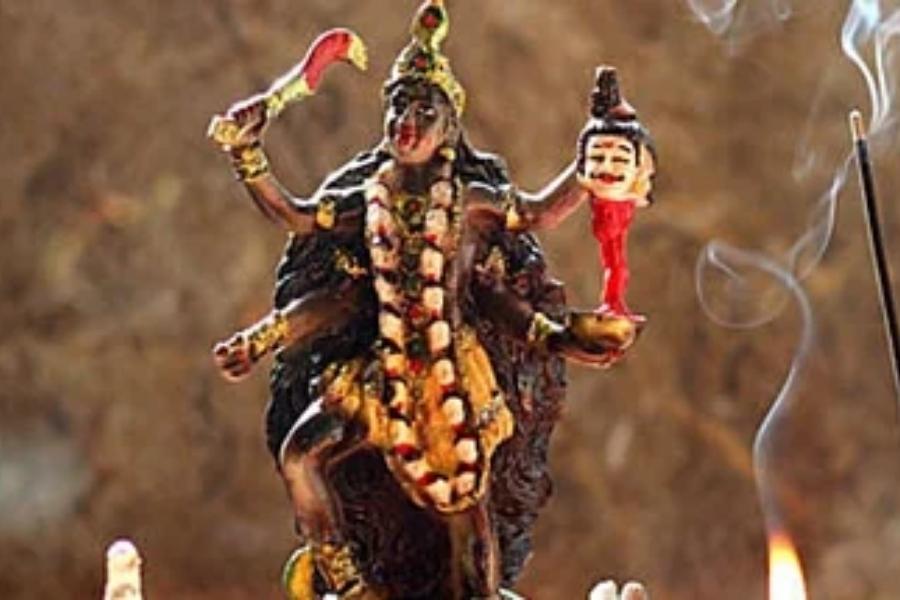 কোনও আইনি মামলা, মোকদ্দমা বা ঋণ সংক্রান্ত সমস্যায় জড়িয়ে থাকলে কালী পুজোর দিন থেকে শুরু করে আগামী ৯ দিন দেবীর সামনে সুগন্ধিত ধূপ জ্বালান।