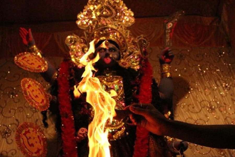 আর্থিক অভাবে দিন কাটালে, বা উন্নতি আটকে গেলে দেবীকে প্রতিদিন ধূপকাঠি দেখান। প্রতি শুক্রবার কালী মন্দিরে গিয়ে পুজো করুন এবং দেবীকে মনোস্কামনা জানান।