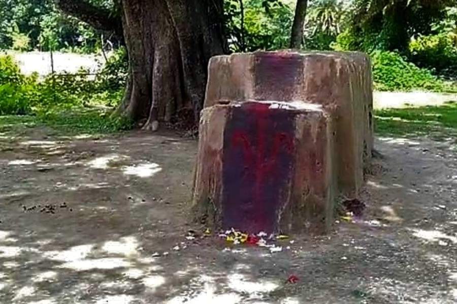 দক্ষিণ দিনাজপুর জেলার কালী মন্দিরগুলির মধ্যে অন্যতম কালী মন্দির হল কুশমন্ডি ব্লকের আমিনপুরের ‘মাটিয়া কালী’ মন্দির। দীপান্বিতা অমাবস্যার রাতে দীর্ঘ ৬০০ বছর ধরে এখানে পুজো হয়ে আসছে দেবীর। 