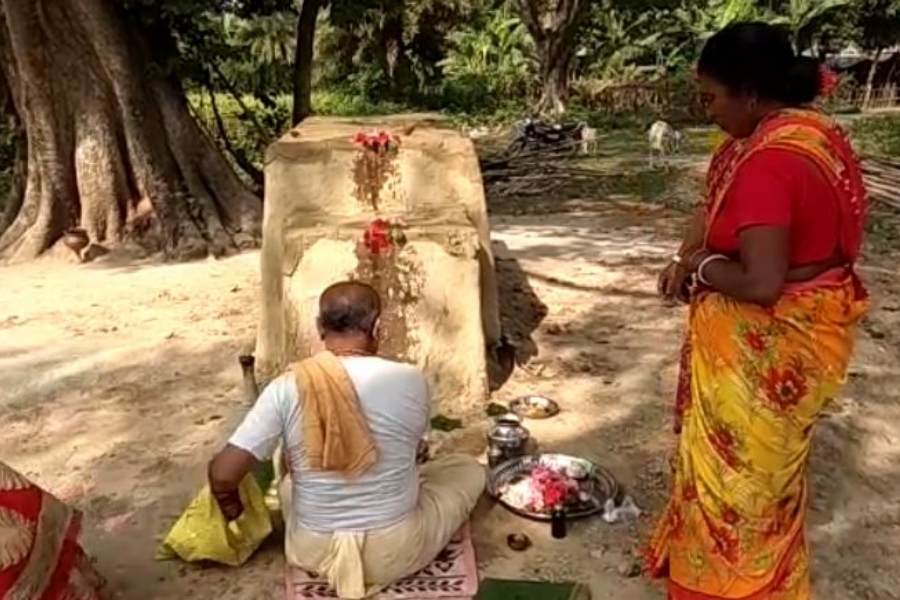 এখানে দেবীর নামের মধ্যেই লুকিয়ে রয়েছে এক রহস্য। মাটির থানেই পুজো হয় দেবীর। পুজো শেষ হতে মিলিয়ে যান মাটিতেই। যে কারণে দেবী এখানে ‘মাটিয়া কালী’ নামেই পরিচিত।