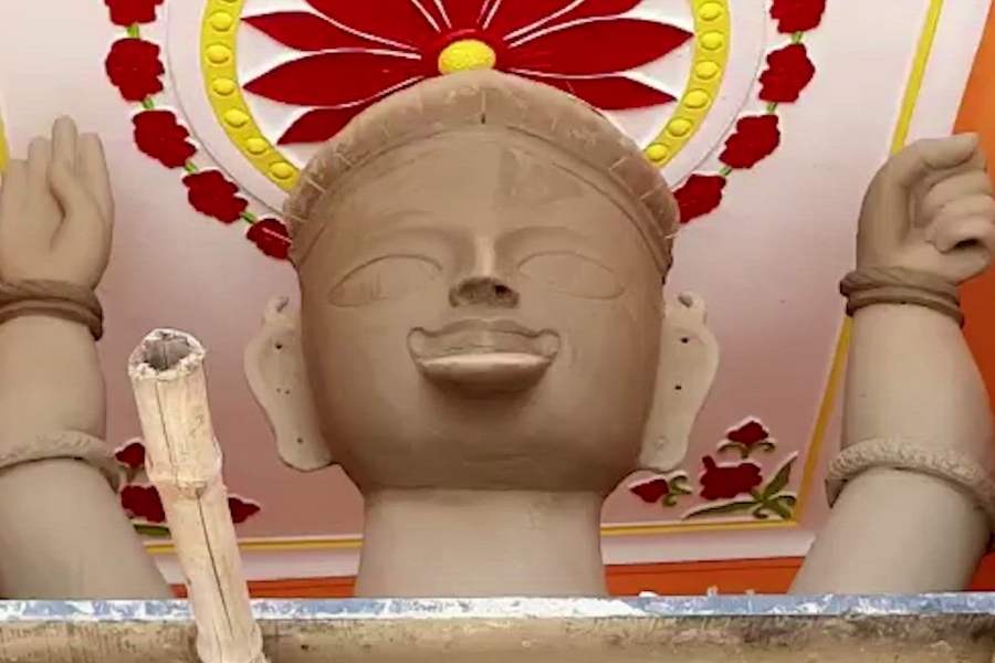 প্রাচীন রীতি মেনে আজও মাটির থানেই হয় এই পুজো। শোনা যায়, মা মাটিতে থাকার কারণে সেই সময়ে জমিদার পরিবারের সকলে নাকি মাটিতেই ঘুমোতেন। 