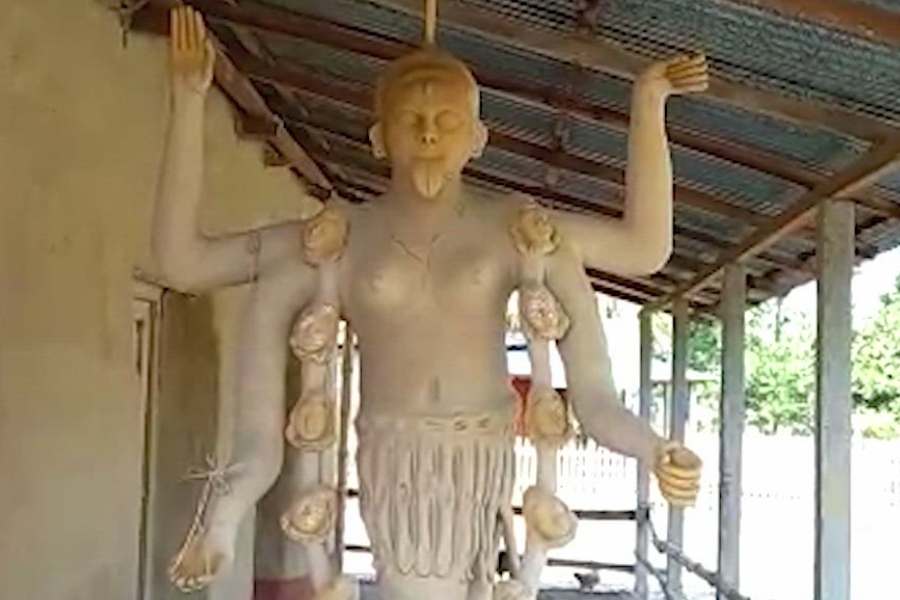 একবার ইংরেজদের বিরুদ্ধে যুদ্ধের সময় রটন্তী কালী পুজো করে জয়লাভ করে জমিদার বংশ। দেবী মাটিতে থাকার করণে পরবর্তী সময়ে তিনিই ‘মাটিয়া কালী’ নামে পরিচিত হন।