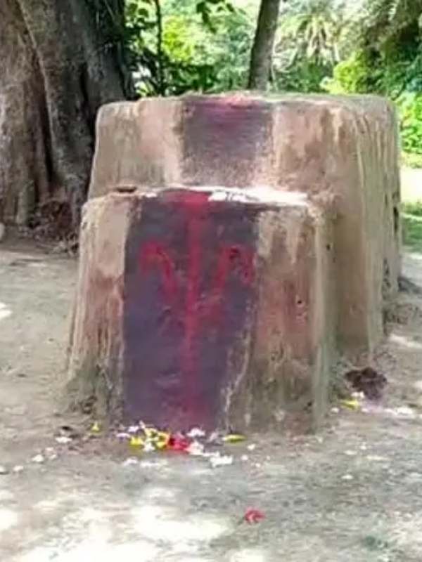 স্থানীয়দের সকলেই যে কোনও শুভ কাজ শুরু করার আগে মায়ের পুজো দেন। এমনকী মনোস্কামনা পূরণের জন্য 'মাটিয়া কালীর' থানের মাটি তুলে খাওয়ারও প্রচলন রয়েছে এলাকায়।