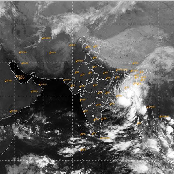 হাওয়া অফিস সূত্রে খবর, এই মুহূর্তে সাগরদ্বীপ থেকে ৪৩০ কিমি দূরে রয়েছে ঘূর্ণিঝড়। 