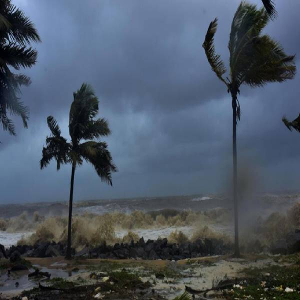 ঘূর্ণিঝড়ের প্রভাবে কালীপুজোয় রাজ্যের আকাশে দুর্যোগের মেঘ। সোমবার সকাল থেকে বৃষ্টির জেরে আলোর উৎসবের উচ্ছ্বাস ভেস্তে যাওয়ার আশঙ্কা থাকছে। আবহাওয়া দফতর জানিয়েছে, বেলা গড়ালে বৃষ্টির পরিমাণ বাড়তে পারে। ফলে সন্ধ্যায় আতশবাজি পোড়ানোর আনন্দ মাটি হতে পারে। 