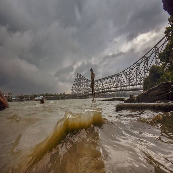 ঘূর্ণিঝড়ের প্রভাবে সোমবার ও মঙ্গলবার দক্ষিণবঙ্গের জেলাগুলিতে বৃষ্টির পূর্বাভাস জারি করা হয়েছে। 