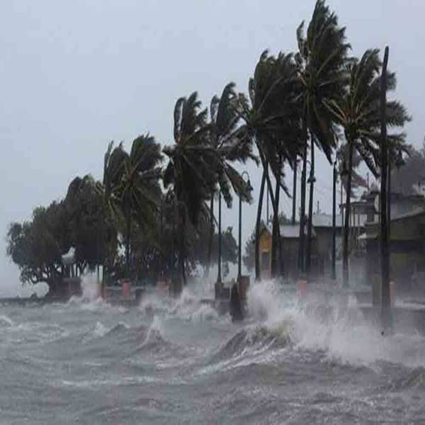দুই ২৪ পরগনা, পূর্ব মেদিনীপুরে ঘণ্টায় ৫০ থেকে ৬০ কিমি বেগে ঝোড়ো হাওয়া বইতে পারে। সন্ধ্যা ও রাতের দিকে হাওয়ার সর্বোচ্চ বেগ হতে পারে ঘণ্টায় ৯০ কিমি। 