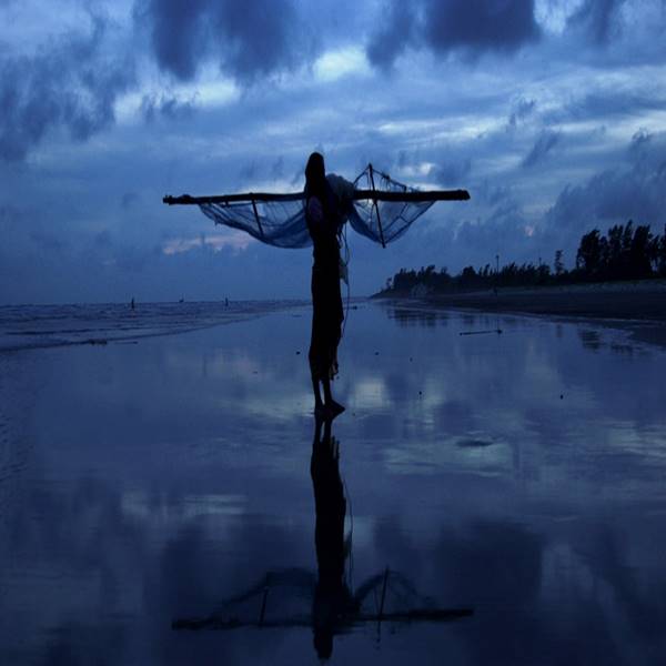  মঙ্গলবার ঝড়ের বেগ আরও বাড়তে পারে। দুই ২৪ পরগনায় ঘণ্টায় ৭০ থেকে ৯০ কিমি বেগে ঝোড়ো হাওয়া বইতে পারে। সর্বোচ্চ বেগ হতে পারে ঘণ্টায় ১০০ কিমি। 