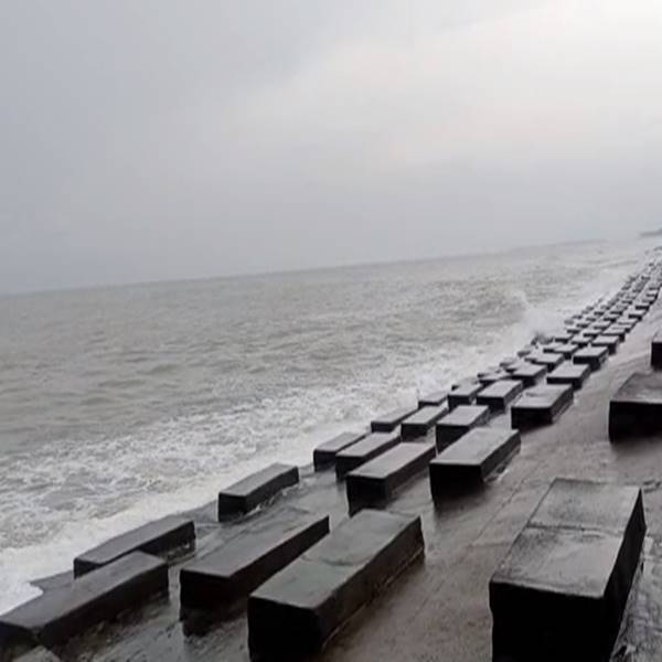 সোমবার সকাল থেকেই দিঘায় উত্তাল সমুদ্র। পর্যটকদের সমুদ্রে নামতে নিষেধ করা হয়েছে। চলছে নজরদারি। 