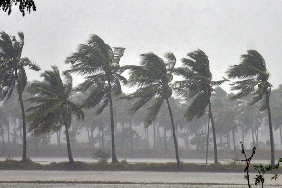  হাওয়া অফিস জানিয়েছে, ঘূর্ণিঝড়ের তাণ্ডবে সবচেয়ে বেশি ক্ষতিগ্রস্ত হতে পারে দুই ২৪ পরগনা। বিশেষ করে সুন্দরবন এলাকায় ব্যাপক ক্ষতির আশঙ্কা করা হচ্ছে। 