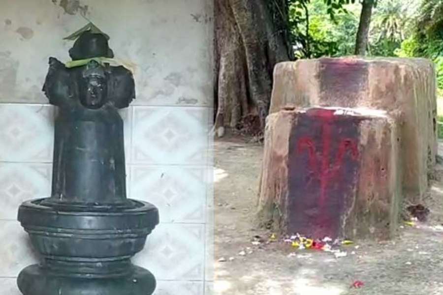 সেই ঘরটির ঠিক পাশেই রয়েছে পঞ্চমুখী শিব। যদিও পঞ্চমুখী শিবের জন্য মন্দির রয়েছে। শোনা যায়, এই শিব মন্দিরের সঙ্গেও ২১৭ বছরের ইতিহাস জড়িয়ে রয়েছে।