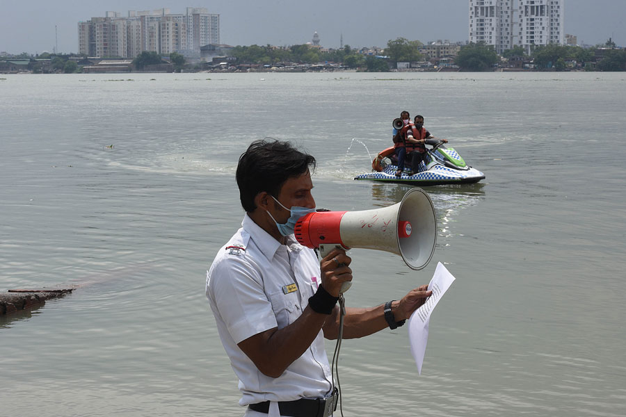 উপকূলবর্তী এলাকায় সাধারণ মানুষকে সতর্ক করতে মাইকে প্রচার করছে প্রশাসন। ঝড় মোকাবিলায় প্রস্তুত কলকাতা পুরসভাও। 