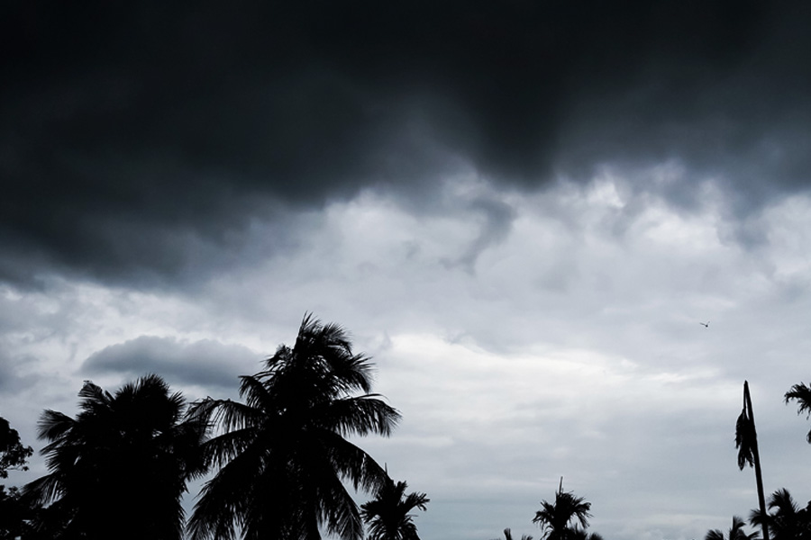 মঙ্গলবার দুপুরের পর থেকে ঝড়বৃষ্টির দাপট ধীরে ধীরে কমবে বলে জানিয়েছে হাওয়া অফিস। 
