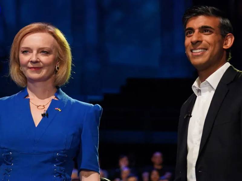 বরিস জনসনের ইস্তফার পর পরবর্তী প্রধানমন্ত্রী হওয়ার দৌড়েও শামিল হয়েছিলেন ব্রিটেনের প্রাক্তন অর্থমন্ত্রী সুনক। কিন্তু সে বার চূড়ান্ত পর্যায়ে লি‌জ় ট্রাসের কাছে হেরে গিয়েছিলেন তিনি। সেই পরাজয়ের কয়েক দিনের মধ্যেই আবার ব্রিটেনের কুর্সিতে বসার দৌড়ে শামিল হয়ে এ বার বাজিমাত করতে পারেন সুনক।