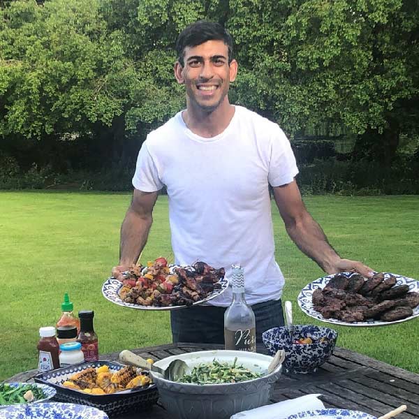 ব্রিটিশ প্রধানমন্ত্রীর বাড়ির কাছেই রয়েছে সুনকের বাড়ি। ২০২২ সালের এপ্রিল মাসে বাড়িটি নবরূপে সাজানো হয়েছিল। শোনা যায়, স্ত্রীর মনের মতো করেই সাজানো হয়েছে ঋষির বাড়ি। 