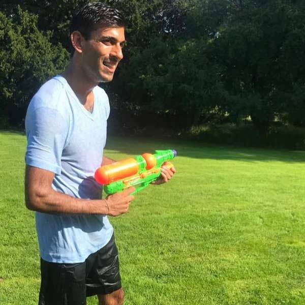 লন্ডনের ওল্ড ব্রম্পটন রোডে দক্ষিণ কেনসিংটনে আরও একটি বাড়ি রয়েছে ঋষির। বন্ধুদের সঙ্গে ছুটি কাটাতে এই বাড়িতে যান ঋষি ও অক্ষতা। এছাড়াও নর্থ ইয়র্কশায়ারে ঋষির খামারবাড়িও রয়েছে। এই বাড়িটিও অত্যন্ত বিলাসবহুল।