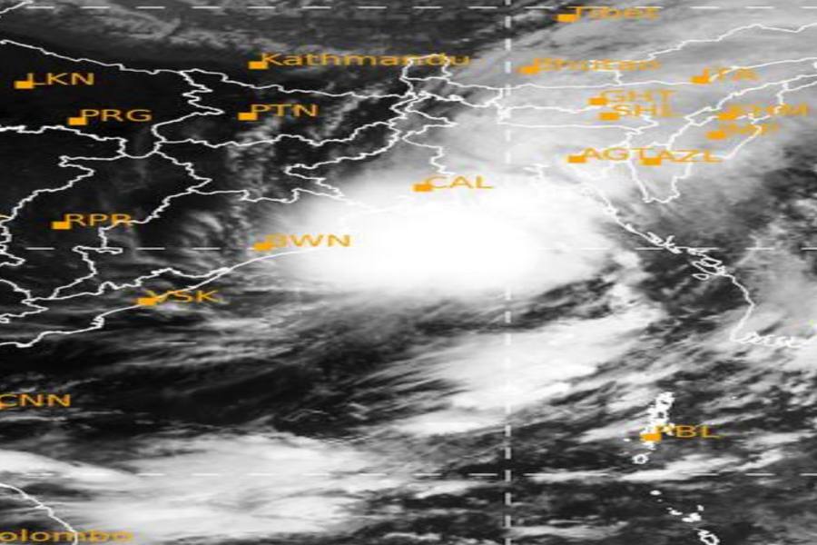 ধেয়ে আসছে ঘূর্ণিঝড় সিত্রাং। তবে বাংলা উপকূলের দিকে নয়, প্রবল বেগে বাংলাদেশ উপকূলের দিকে ধেয়ে যাচ্ছে এই  ঘূর্ণিঝড়। কিন্তু এর প্রভাব দেখা যাবে পশ্চিমবঙ্গের উপকূলীয় জেলাগুলিতেও।