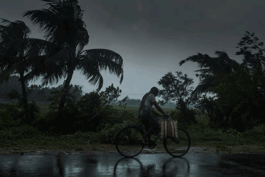 আবহাওয়া দফতরের খবর অনুযায়ী, এই ঘূর্ণিঝড়ের বর্তমান অবস্থান সাগরদ্বীপ থেকে ৪৩০ কিমি এবং বাংলাদেশ থেকে ৫৮০ কিমি দূরে।