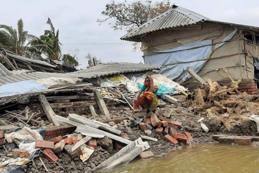 ইয়াসের প্রভাবে পূর্ব মেদিনীপুর ও দক্ষিণ ২৪ পরগনায় ৯০ থেকে ১০০ কিলোমিটার গতিতে ঝোড়ো হাওয়া বইছিল। মাঝেমাঝে গতিবেগ পৌঁছেছিল ১১০ কিলোমিটারে। আর তা সামলাতেই হিমসিম খেতে হয়েছিল মানুষকে।