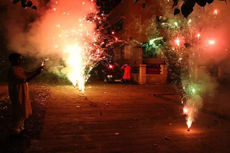 কিন্তু কেন এই অদ্ভুত নিয়ম এই ছয় গ্রামে? কেনই বা তাঁরা প্রতি বছর দীপাবলি উদ্‌যাপন করতে পারেন না?