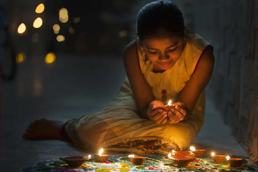 কিন্তু সেই উৎসব উদ্‌যাপনের পরই গ্রামবাসীদের জীবনে নেমে আসে দুর্যোগের কালো মেঘ। মারা যেতে থাকে গবাদি পশু। তবে এখন আর সেই ‘ভুল’ করেন না গ্রামবাসীরা। বুধবার ছাড়া অন্য কোনও দিন দীপাবলি পড়লে সন্তর্পণে এড়িয়ে যান তাঁরা।