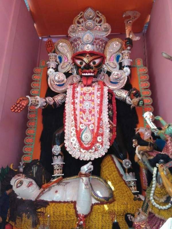 এ যেন পাঁচ বন্ধুর বন্ধুত্বের জয়গাথা। এক সময় পাঁচ বন্ধুতে মিলে খানিক জেদ ধরে শুরু করেছিলেন এই পুজো। যা আজ নাম করেছে গোটা পশ্চিমবঙ্গ জুড়েই। 