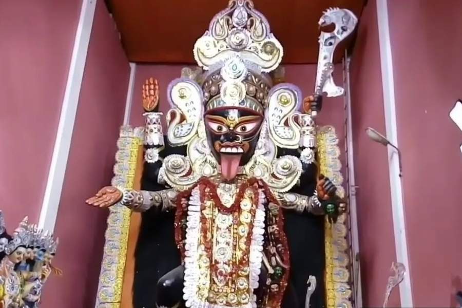 কথায় বলে ‘আনলাকি থার্টিন’। কিন্তু মালদহের হবিবপুরের বুলবুলচণ্ডীর এই পুজোর ক্ষেত্রে কিন্তু ব্যাপারটা মোটেও সে রকম নয়। 