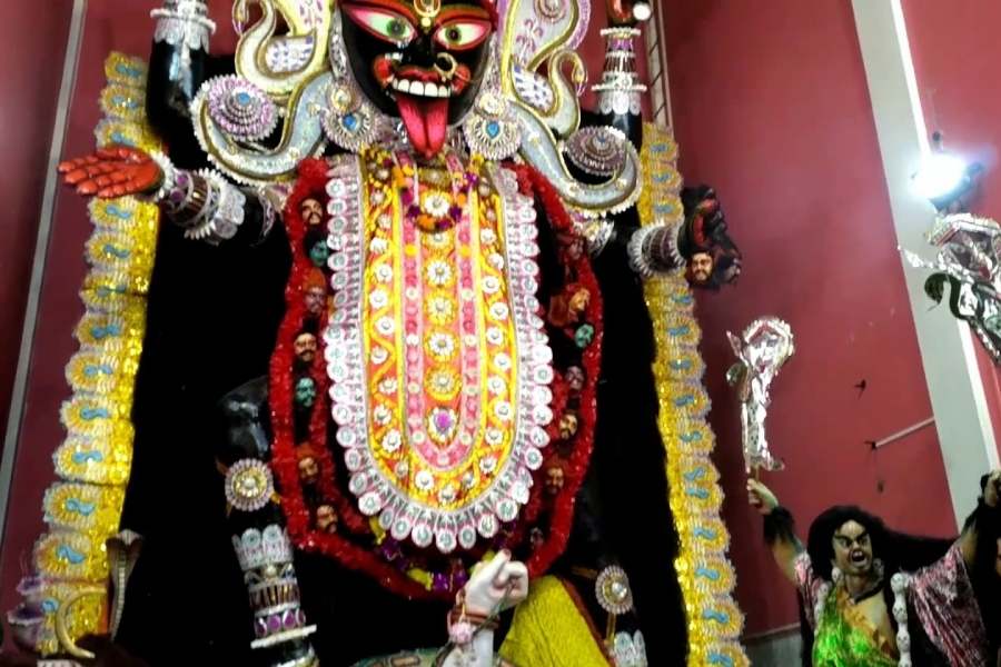 তবে ওই যে বলে না ‘মায়ের পুজোর জোগাড় মা নিজেই করে নেন’! এখানেও যেন ঠিক তা-ই। ক্রমে পুজোর আড়ম্বরের সঙ্গে সঙ্গে বাড়তে থাকে প্রতিমার আকারও। 