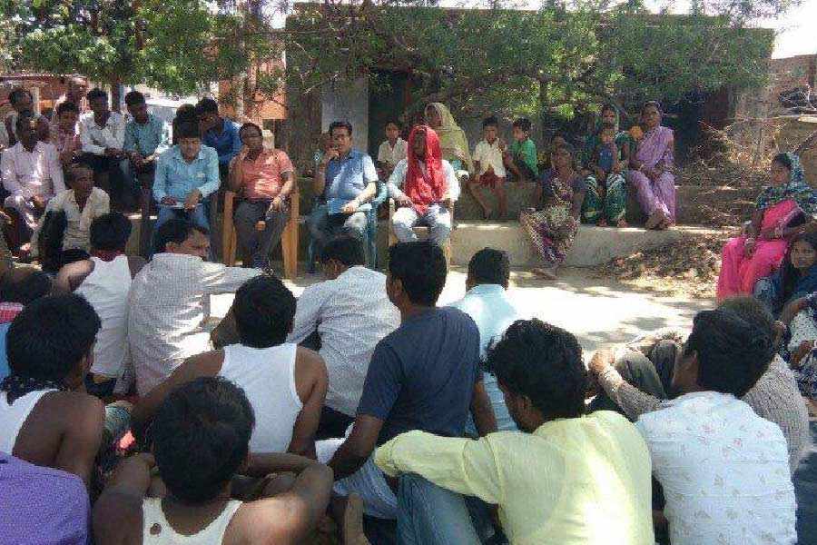 কিন্তু সেই গ্রামের বাসিন্দারা ওই দুই কিশোরকে ধরে নিয়ে যান পালেগারার কাছে।