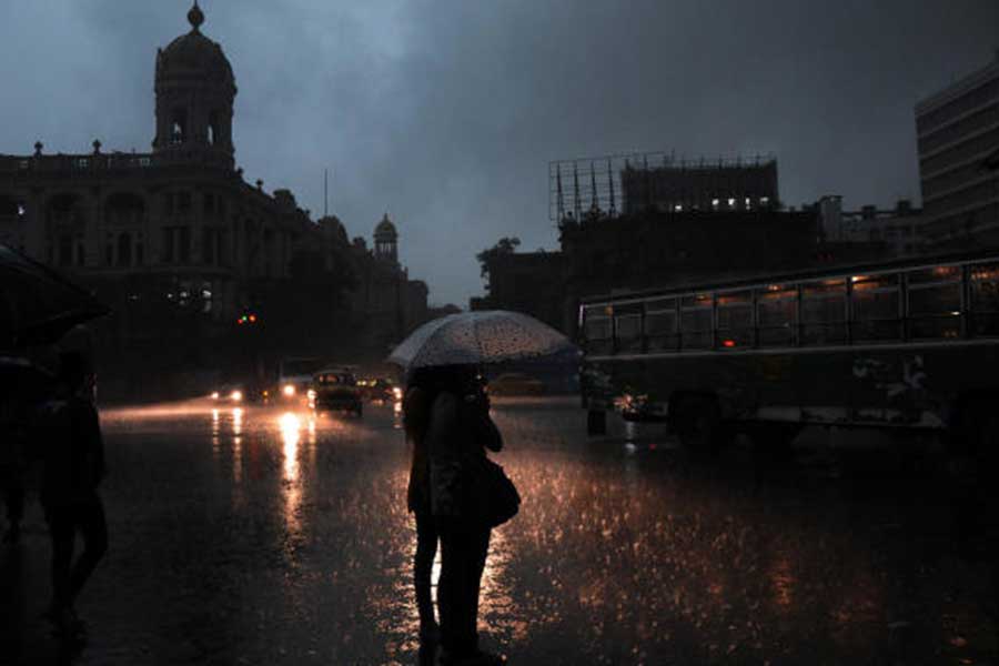 ঝড়ের সতর্কবার্তা ছিলই। সোমবার সকালে বৃষ্টিরও কমলা সতর্কতা জারি করা হল ঘূর্ণিঝড় সিত্রাঙের জন্য। কালীপুজোর দিনই কলকাতা এবং তার সংলগ্ন জেলাগুলিতে ভারী থেকে অতি ভারী বৃষ্টি হবে বলে জানিয়ে দিল মৌসম ভবন। সোমবার দুপুরেই উপকূলের অনেকটা কাছে চলে আসে সিত্রাং। ১২টার সময়ে সাগরদ্বীপ থেকে ৩৮০ কিলোমিটার দক্ষিণে এবং বাংলাদেশের বরিশাল থেকে ৫২০ কিলোমিটার দক্ষিণ এবং দক্ষিণ-পশ্চিমে অবস্থান করছিল এই সামুদ্রিক ঘূর্ণিঝড়।