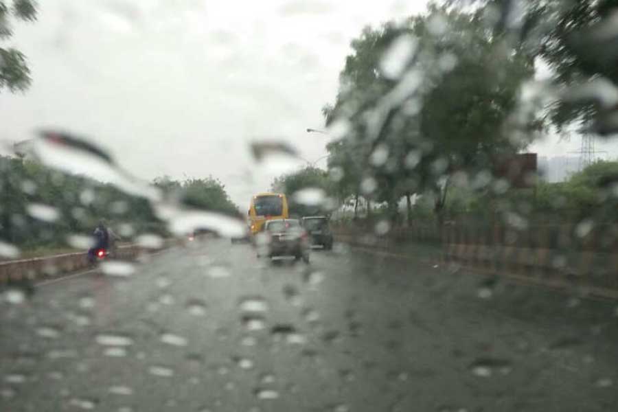 সোমবার সকাল থেকে রাজ্যের দক্ষিণের জেলাগুলিতে থমথমে ছিল আকাশ। ভোর থেকে নাগাড়ে বৃষ্টিও শুরু হয়েছিল বেশ কিছু এলাকায়। তবে হাওয়া অফিসের পূর্বাভাস বলছে, এই ঝিরঝিরে বৃষ্টি কিছুই না। বেলা গড়ালে সিত্রাংয়ের প্রভাবে আরও বাড়তে পারে বৃষ্টি। 