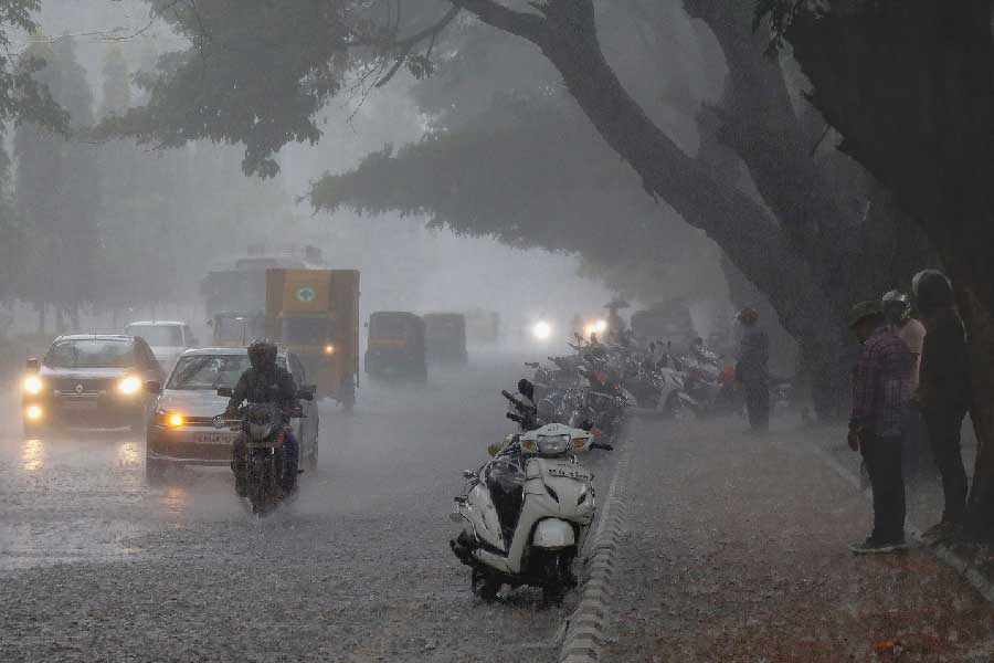 সোমবার কালীপুজো। পুজো রাতে হলেও তার প্রস্তুতি শুরু হয়েছে সকাল থেকেই। সিত্রাঙের প্রভাবে যে রাত থেকেই উপকূলবর্তী জেলাগুলিতে ঝোড়ো হাওয়া বইতে পারে, তা জানিয়েছিল হাওয়া অফিস। তবে সোমবার সকালে আবহাওয়া দফতর জানিয়েছে, কলকাতা-সহ দক্ষিণবঙ্গের ৭টি জেলায় ভারী থেকে অতি ভারী বৃষ্টিও হতে পারে। 