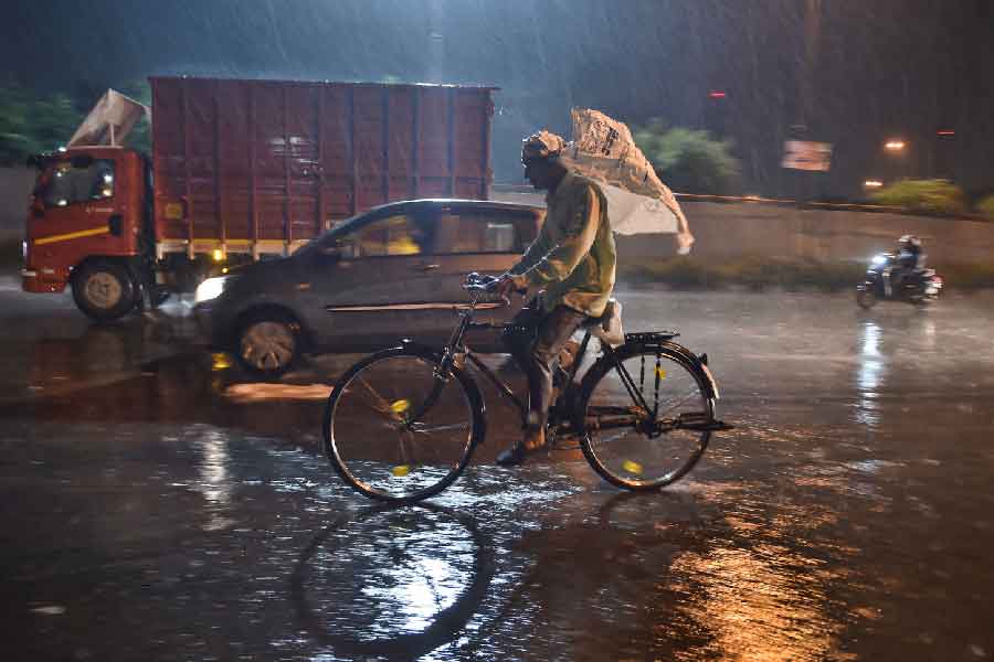 সোমবার সকালের পূর্বাভাসে মৌসম ভবনের তরফে এ ব্যাপারে একটি সুস্পষ্ট নির্দেশিকা জারি করে বলা হয়েছে, সোম এবং মঙ্গলবার দক্ষিণবঙ্গের বেশ কয়েকটি জেলায় ভারী বৃষ্টির সম্ভাবনা রয়েছে। সেই সূত্রেই জারি করা হয়েছে হলুদ এবং কমলা সতর্কতা। 