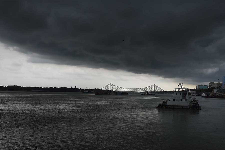 হাওড়া, হুগলি, কলকাতা এবং দুই মেদিনীপুরে সোমবার ভারী বৃষ্টি হবে বলে জানিয়েছে আবহাওয়া দফতর। এই ৫টি জেলায় ৭-১১ সেন্টিমিটার পর্যন্ত বৃষ্টির পূর্বাভাস দিয়ে হলুদ সতর্কতা জারি করেছে আবহাওয়া দফতর। 