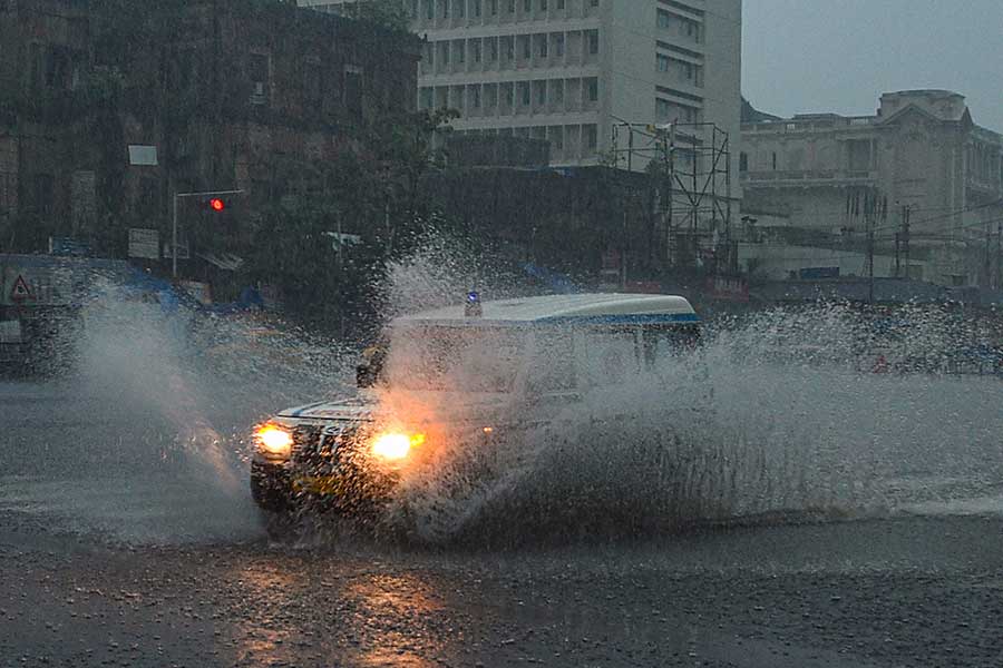 তবে হাওয়া অফিস সূত্রে খবর, শুধু কালীপুজোর দিন নয়, তার পরের দিনও চলবে বৃষ্টি। ঘূর্ণিঝড় সিত্রাঙের প্রভাবে মঙ্গলবারও ভারী বৃষ্টি হবে দুই ২৪ পরগণা এবং নদিয়ায়। এ ছাড়া মুর্শিদাবাদ এবং দক্ষিণবঙ্গের অন্য জেলাগুলিতে মাঝারি বৃষ্টি হতে পারে বলে জানিয়েছে মৌসম ভবন।