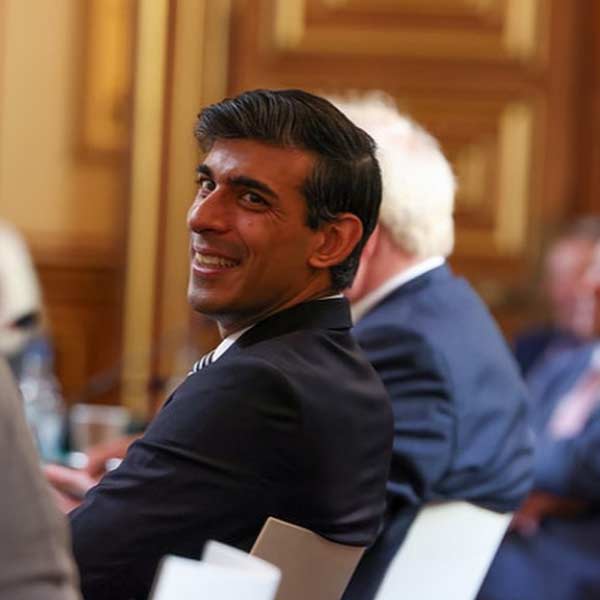 ব্রিটেনের রাজনীতিতে কয়েক বছর ধরেই চর্চায় রয়েছেন এই ভারতীয় বংশোদ্ভূত। ইনফোসিসের সহ-প্রতিষ্ঠাতা নারায়ণ মূর্তির জামাইকে ঘিরে বিতর্কও হয়েছে বিস্তর। যে সব ব্যক্তি ব্রিটেনের বাইরের   বাসিন্দা কিন্তু পেশা সূত্রে ব্রিটেনে রয়েছেন, তাঁদের সে দেশের সরকারকে একটি বিশেষ কর দিতে হয়। ‘প্রভাব খাটিয়ে’ সেই কর ফাঁকির অভিযোগ ওঠে ঋষি-ঘরনি অক্ষতার বিরুদ্ধে।