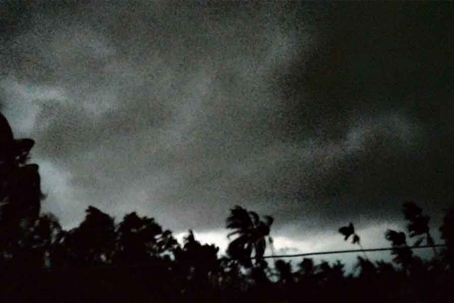 তবে ঝোড়ো হাওয়ার তীব্রতা বাড়বে মঙ্গলবার। দুই ২৪ পরগণায় ১০০ কিলোমিটার বেগে বইতে পারে ঝোড়ো হাওয়া। পূর্ব মেদিনীপুরে ঝড়ের গতিবেগ থাকবে ঘণ্টায় ৮০ কিলোমিটার। অন্য দিকে, কলকাতা, হাওড়া, হুগলি এবং পশ্চিম মেদিনীপুরে ৫০ থেকে ৬০ কিলোমিটার গতিবেগে দমকা হাওয়া বইতে পারে বলে পূর্বাভাস দিয়েছে মৌসম ভবন। 