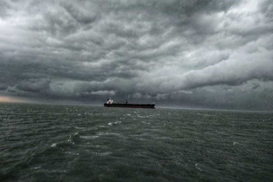 একে ঘূর্ণিঝড় সিত্রাং, তার উপর আমাবস্যার কোটাল— দুইয়ে মিলে সমুদ্রেও সোম এবং মঙ্গলবার বিপুল জলোচ্ছ্বাসের সম্ভাবনা রয়েছে বলে আশঙ্কা করা হচ্ছে। যা সামলাতে ইতিমধ্যেই পূর্ব মেদিনীপুরের উপকূলবর্তী, দিঘা, মন্দারমণি, তাজপুরে বিশেষ সতর্কতামূলক পদক্ষেপ করেছে প্রশাসন। এ দিকে, কাকদ্বীপ, বকখালির মতো উপকূলবর্তী এলাকাতেও নেওয়া হয়েছে আগাম প্রস্তুতি। সতর্ক করা হয়েছে দীপাবলির ছুটিতে এই পর্যটন কেন্দ্রগুলিতে এসে হাজির হওয়া পর্যটকদেরও। 