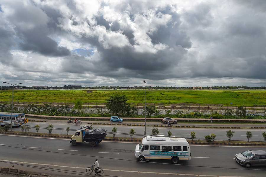 শনিবার থেকেই ছুটির আমেজ শুরু হয়ে গিয়েছে রাজ্যে। শনি-রবির সাপ্তাহিক ছুটির পরই সোমবার কালীপুজো, মঙ্গলবার দীপাবলির ছুটি। মাঝে বুধবার বাদ দিয়ে আবার বৃহস্পতিবারও ভাইফোঁটার ছুটি ঘোষণা করেছে রাজ্য সরকার। অনেকেই এই সময়ে টানা ছ’দিনের ছুটি নিয়ে কাছেপিঠে বেড়াতে গিয়েছিলেন। সমুদ্রসৈকতে আসা সেই পর্যটকেদের ছুটি মাটি করছে সিত্রাং। 