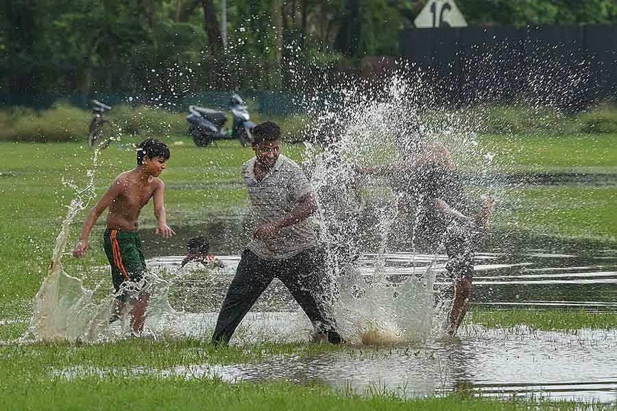 উপকূলবর্তী এলাকাগুলিতে ৬ মিটার পর্যন্ত উঁচু জলোচ্ছ্বাস হতে পারে বলে সতর্ক করেছেন বিশেষজ্ঞরা। সে কথা মাথায় রেখেই সমুদ্রস্নানে সম্পূর্ণ নিষেধাজ্ঞা জারি করেছে প্রশাসন। 