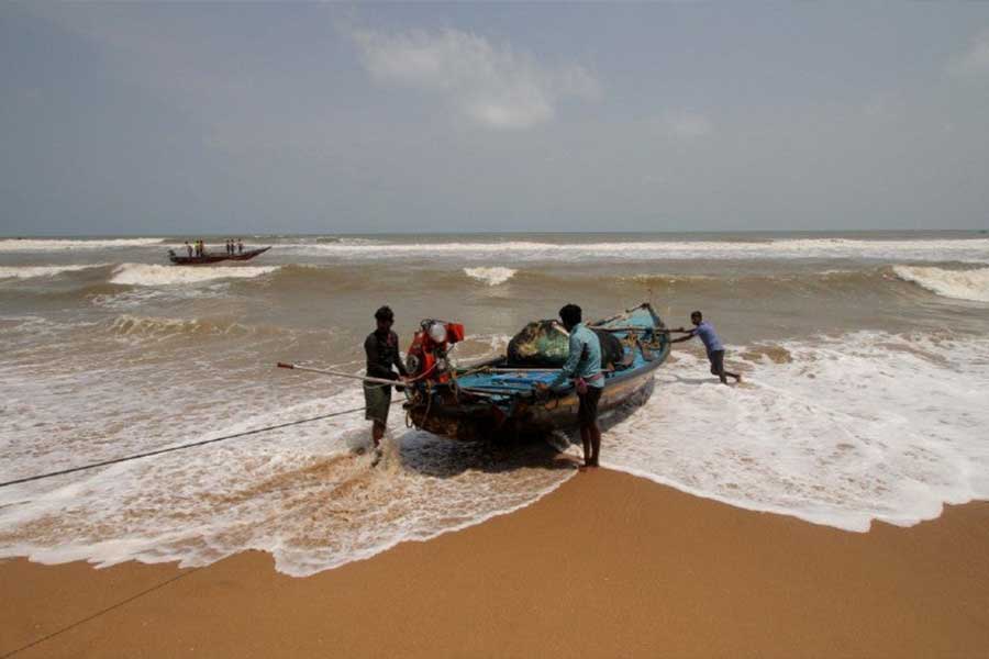 দিঘায় সোমবার সকাল থেকেই শুরু হয়েছে প্রবল জলোচ্ছ্বাসে। মেঘলা আকাশের পাশাপাশি হালকা বৃষ্টিও হচ্ছে। এর মধ্যেই উত্তাল হয়েছে সমুদ্র। সতর্কতামূলক পদক্ষেপ হিসাবে সমুদ্রস্নানের ঘাট গুলিতে দড়ি বেঁধে দেওয়া হয়েছে। তার পাশাপাশি থানা থেকে লাগাতার মাইকে প্রচারও চালানো হচ্ছে পর্যটকদের সতর্ক করার জন্য।