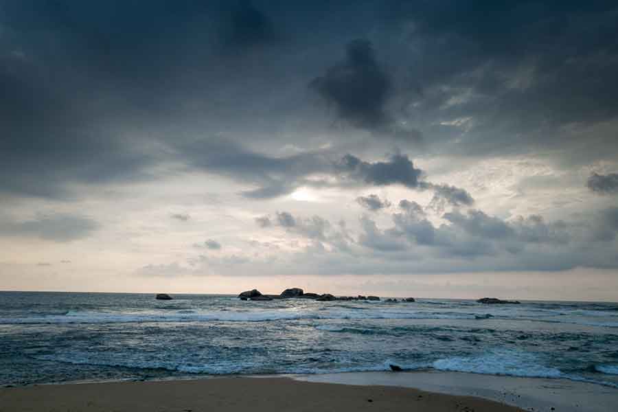 গত ২০ অক্টোবর বঙ্গোপসাগরে তৈরি হওয়া নিম্নচাপ ক্রমে শক্তি বাড়িয়ে ঘূর্ণিঝড় সিত্রাঙে পরিণত হয়েছে। সোমবার সকালে তা প্রবল ঘূর্ণিঝড়ের রূপ নেয় বলেও জানিয়েছেন আবহবিদরা।