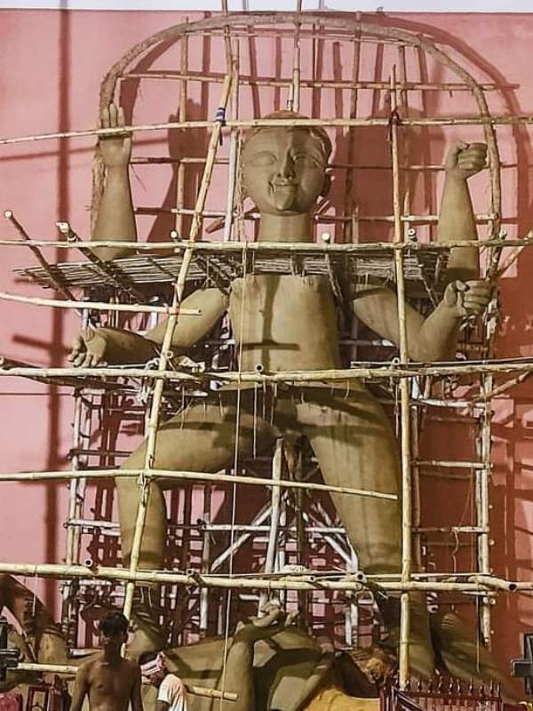 বাড়তে বাড়তে এই পুজোর প্রতিমার উচ্চতা গিয়ে পৌঁছেছিল ৪৮ ফুটে। পরে অবশ্য স্থায়ী মন্দির হওয়ায় এখন তা কমিয়ে করা হয়েছে ৪২ ফুট। 