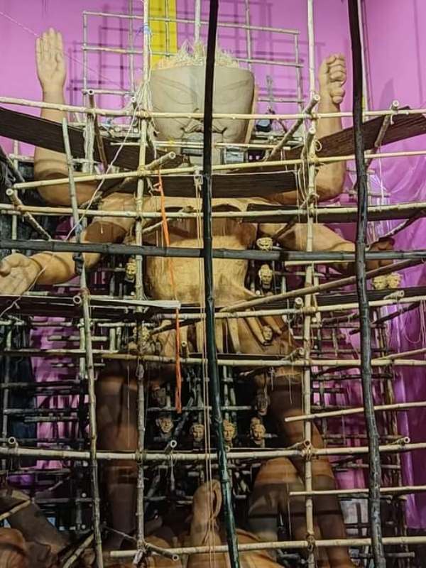 এখন প্রত্যেক বছর এই পুজোর প্রতিমা হয় সেই ৪২ ফুটেরই। এক সপ্তাহের মধ্যে তৈরি করা হয় প্রতিমা। বংশ পরম্পরায় তিন পুরুষ ধরে এই পুজোর প্রতিমা গড়ে আসছেন স্থানীয় পাল পরিবার। 