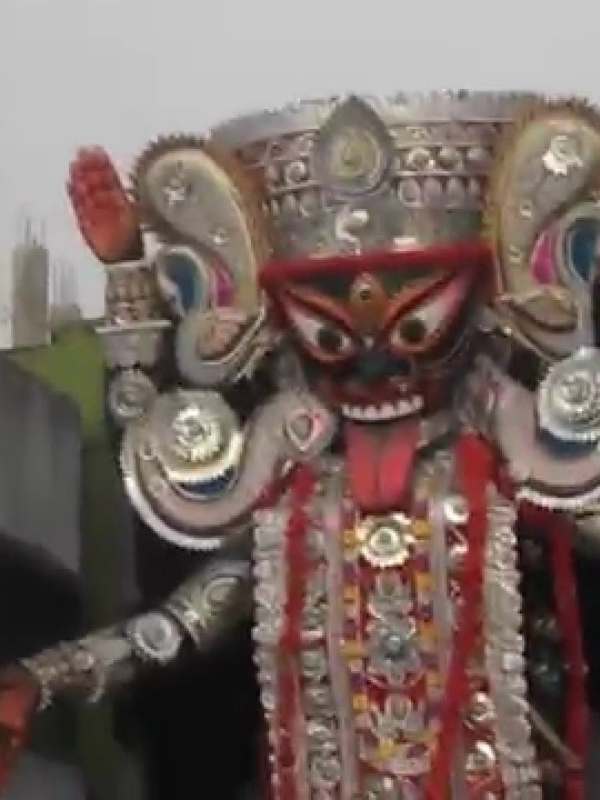 পুজোকে কেন্দ্র করে সমাগম ঘটে লক্ষাধিক মানুষের। আয়োজিত হয় বিশাল মেলা। ভিড় হয় বিসর্জন দেখতেও। কাঠামোর উপর ভর করে বাঁশের উপর দিয়ে গড়িয়ে অভিনব কায়দায় হয় বিসর্জন।