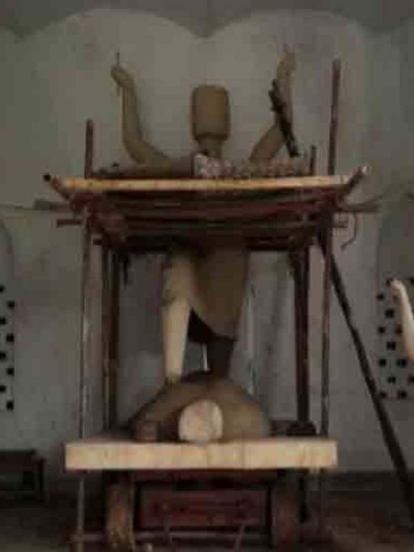 কোচবিহারের অন্যতম প্রাচীন ও বড় কালী পুজো হল ‘বড় তারা’র পুজো। প্রায় দুই শতাব্দী ধরে কোচবিহারের এই পুজো হয়ে আসছে।  স্থানীয়দের কাছে দেবী ‘বড় তারা’ নামেই পরিচিত।