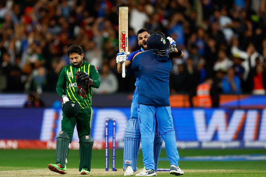 কথায় বলে, ওস্তাদের মার শেষ রাতে। বিরাটের মার শেষ ওভারে। শেষ ওভারের তৃতীয় বল কোমরের উপরে উঠে এসেছিল। ফাইন লেগে ছয় মেরে আম্পায়ারের কাছে নো বলের আবেদন করলেন তিনি। এটাই ম্যাচের টার্নিং পয়েন্ট। এর পর দীনেশ কার্তিক ঝুঁকির শট খেলতে গিয়ে স্ট্যাম্প আউট হয়েছেন। কিন্তু চাপে ছিলেন পাক বোলার। পর পর ওয়াইড আর কোহলির উপস্থিতি। জয় এল ভারতের। কোহলি আবারও বোঝালেন তিনি কোন জাতের খেলোয়াড়, কোন মানের ব্যাটার, কোন পর্যায়ের চাপ মাথায় রেখে খেলতে ভালবাসেন।