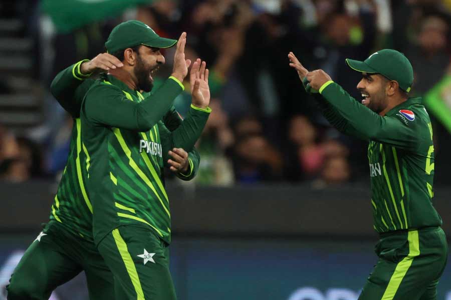 এক ওভারে দরকার ১৬ রান। ক্রিজে পাণ্ড্য। কিন্তু এ বার মিসহিট। ক্যাচ আউট হয়ে ফিরলেন পাণ্ড্য। উচ্ছ্বাসে মাতলেন পাক সমর্থকরা। কিন্তু খেলা বাকি ছিল শেষ ওভারেই।