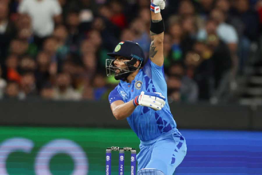 ১৯তম ওভারে প্রথম যে ছক্কাটি কোহলি মারলেন তার মধ্যে একই সঙ্গে যেন দেখা গেল শিল্প, পরিশ্রম এবং প্রতিভার ককটেল। দরকার ৭ বলে ২২ রান। কিন্তু পরের বলটা ফ্লিক করে যে ভাবে ছয় মারলেন তাতে স্তম্ভিত ক্রিকেট বোদ্ধারা। যা নিয়ে ম্যাচের শেষে তো রবি শাস্ত্রী জিজ্ঞাসাই করে ফেললেন ওই শটটা আগে থেকে মারবেন বলে ঠিক করে নিয়েছিলেন কি না। কোহলি মাথা নেড়ে জানালেন, ‘না’। ওই মুহূর্তে ব্যাপারটি স্রেফ ঘটিয়ে ফেলেছেন। ম্যাচের সেরা শট তর্কাতীত ভাবে ওটাই।